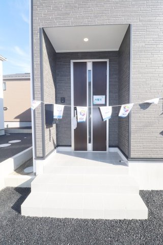 郡山市富久山町福原第21　　　3号棟　　　行健小学校、明健中学区の玄関