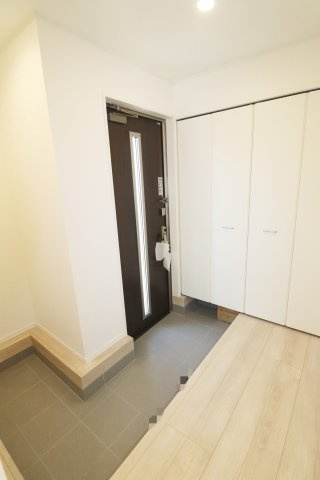 郡山市富久山町福原第21　　　3号棟　　　行健小学校、明健中学区の玄関