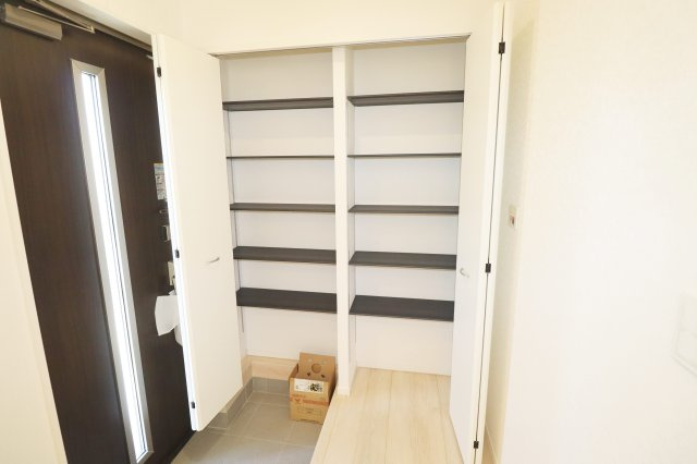 郡山市富久山町福原第21　　　3号棟　　　行健小学校、明健中学区の玄関