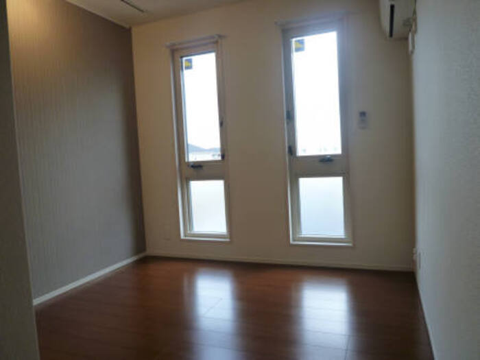 エバーグリーン Ａの洋室|アクセントクロスがワンポイント！北洋室5.1帖（エアコン付）。