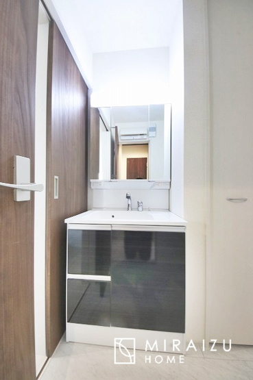 【洗面所】 | 洗濯機置き場と脱衣スペースもしっかりと確保されている洗面室、洗面コーナーは、窓から陽も差し明るく開放的な造りです。家事導線も良いので洗濯物やお湯はりもストレスフリーに毎日家事を楽しめそうです。