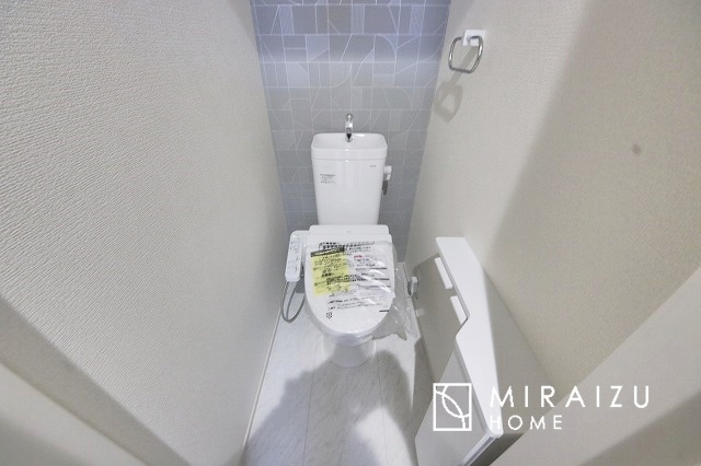 【トイレ】 | 空気の換気と窓からの光の明るさに配慮した清潔感のあるトイレ、ご自分の好きなアロマや芳香剤を置いて落ち着く空間を演出、一人になれる空間ですから、リラックスしたいですね。