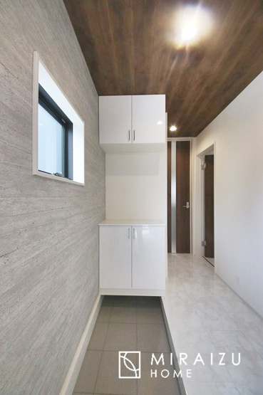 【玄関】 | 永く住むからこそシンプルで飽きのこないデザインに。ただいま、おかえりの温かな声が聞こえる玄関。