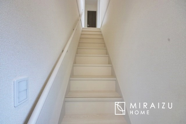 【内装】 | プライベートの空間もみんなで過ごす空間も両社兼ね備えたつくりです。階段には安全性を配慮し、手すりを設置。太陽の光と風が心地良い窓も付いた内装です。