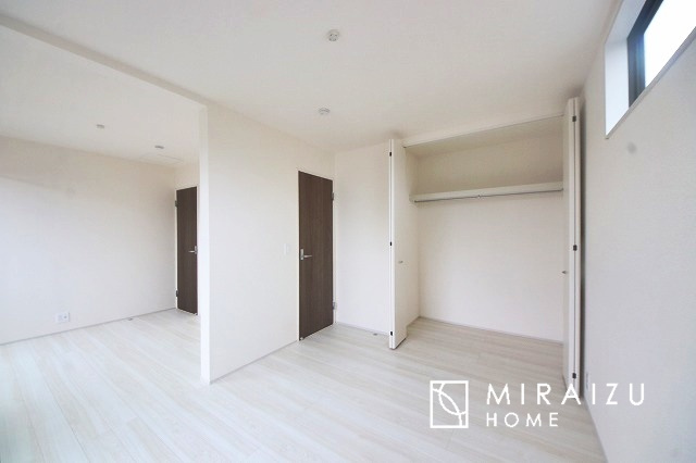 【収納】 | 収納力も自慢です。お洋服がお好きなお客様も多いですよね、衣替えをしなくてもお洋服をしまっておけそうなくらいの広さですね！