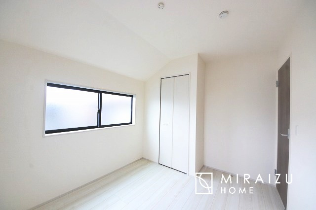 【子供部屋】 | お子様のお部屋にも主寝室にも使えますね。窓が二面についていますので採光もばっちり、空気の入れ替えもOK！自分のお部屋を持ちたいお子様の夢を叶えます！