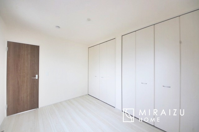 【洋室】 | 広さのある洋室は、ご夫婦様の寝室にぴったりですね。ご主人様の趣味のものや書斎などにも使用できるくらいの広さが嬉しいです。収納もばっちり完備してますのでお荷物が多いご家族様も安心してお暮しいただけます！