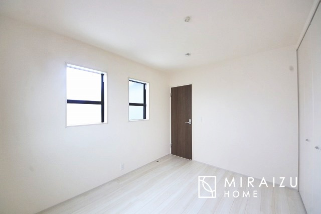 【洋室】 | 広さのある洋室は、ご夫婦様の寝室にぴったりですね。ご主人様の趣味のものや書斎などにも使用できるくらいの広さが嬉しいです。収納もばっちり完備してますのでお荷物が多いご家族様も安心してお暮しいただけます！