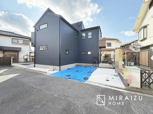 【外観】 | 青く澄み渡った綺麗な空と、陽の光をたっぷりと受ける、そんな新築住宅で新生活をスタートしてみませんか？見学・ご相談等、ミライズホーム(株)までお気軽にご連絡下さい。