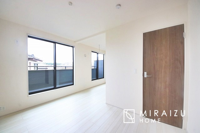 【洋室】 | 心も体も癒されるゆったりと落ち着いた洋室。窓が多いつくりになっています。窓が多いと明るい空間を保ち、室内へ気持ちの良い風も取り込んでくれます。