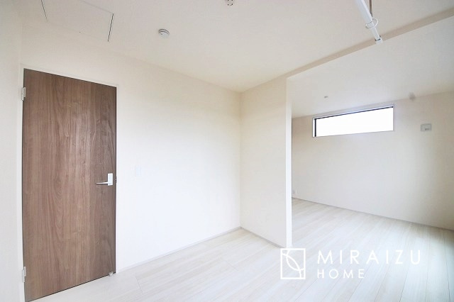 【寝室】 | 収納あり、自然な採光ありの洋室。家族みんなが気持ち良く目覚められる、過ごしやすい主寝室などにもお勧め。もちろん、ペットもご一緒に。