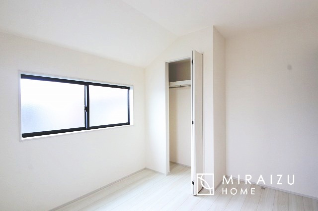 【洋室】 | 床のフローリングもオシャレな洋室が嬉しいです。独立性のある住宅ですので、各居室それぞれ、テイストの違うお部屋インテリア造りをしても面白いかもしれませんね！