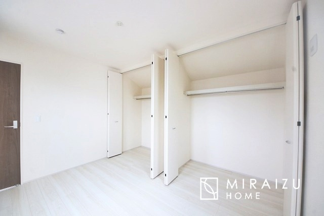 【洋室】 | 小鳥の鳴き声で目覚める朝、爽やかな風が入ります。太陽の陽射しでお洗濯物がカラッと乾き、気持ちの良い洋服とお布団で快適に過ごせます。