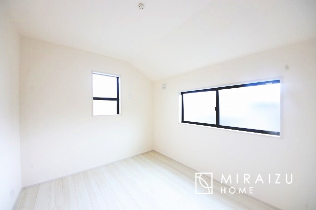 【洋室】 | 収納あり、自然な採光ありの洋室。家族みんなが気持ち良く目覚められる、過ごしやすい主寝室などにもお勧め。もちろん、ペットもご一緒に。