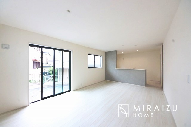 【居間・リビング】 | 陽当たりが心地の良いリビング空間です。日中はカーテンを開けて自然な光を取り込みリラックスして過ごしたいですね、照明器具もセンスの良いものを使いたいですね。