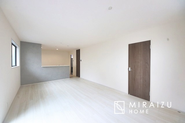 【居間・リビング】 | 大きな窓が特徴の南向きリビングでは、太陽光も沢山取り込むことが出来てお家の中にいても日光浴が可能ですね、開放的な空間です。インテリア選びも楽しそう、ご家族様で相談しながらインテリア配置も楽しみたいです