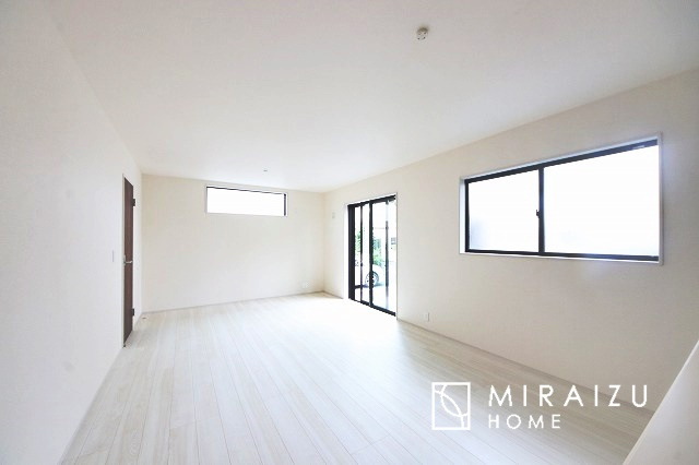 【居間・リビング】 | 明るい光が取り入れられる空間設計のリビングです。インテリア配置もしやすい間取りです。壁や床の色と合わせて落ち着いたインテリアも選びたいですね♪グリーンを飾っても素敵だと思います。