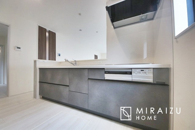 【キッチン】 | 洗練されたキッチンでは毎日の家事を少しでも楽に快適に工夫したいですね、大きいシンクではお皿洗いもストレスフリー、3口コンロでは要領よくお料理も可能です。レンジフードもお掃除がしやすい設計が嬉しい。