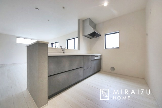 【キッチン】 | スッキリとした形が上品な広々ワイドキッチンです。レンジフードもすっきりとした造りなので圧迫感もございません。窓もあり明るい空間の中で毎日お料理することが可能です。収納スペースも広いのが嬉しいですね。