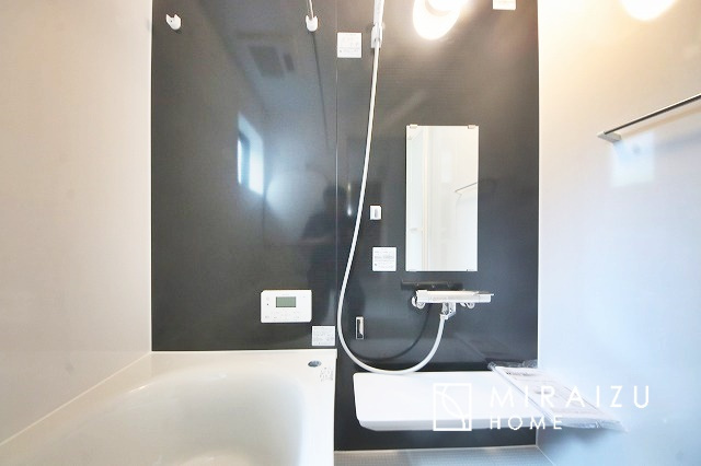 【浴室】 | 清潔感のあるホテルのような広い浴室が自慢です。疲れた日にはお湯をためてリラックスタイムを楽しみたいですね、今はスマホも防水の時代です、半身浴をしながら動画視聴、漫画視聴、楽しく過ごしたいですね^^