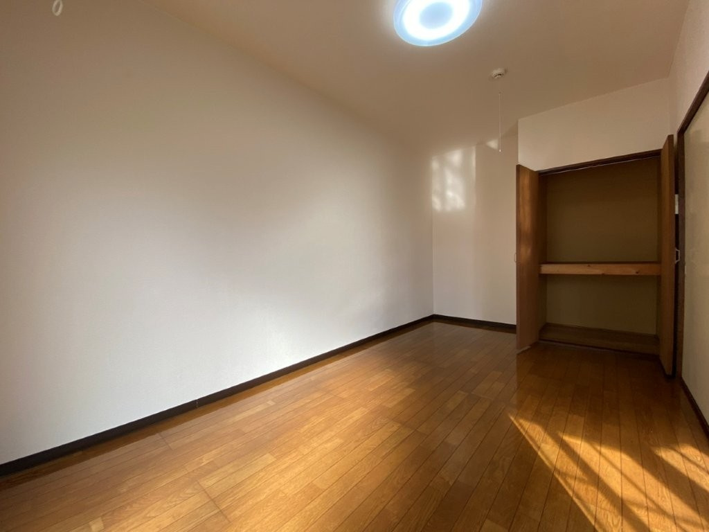 センチュリーハウス津志田Aの洋室