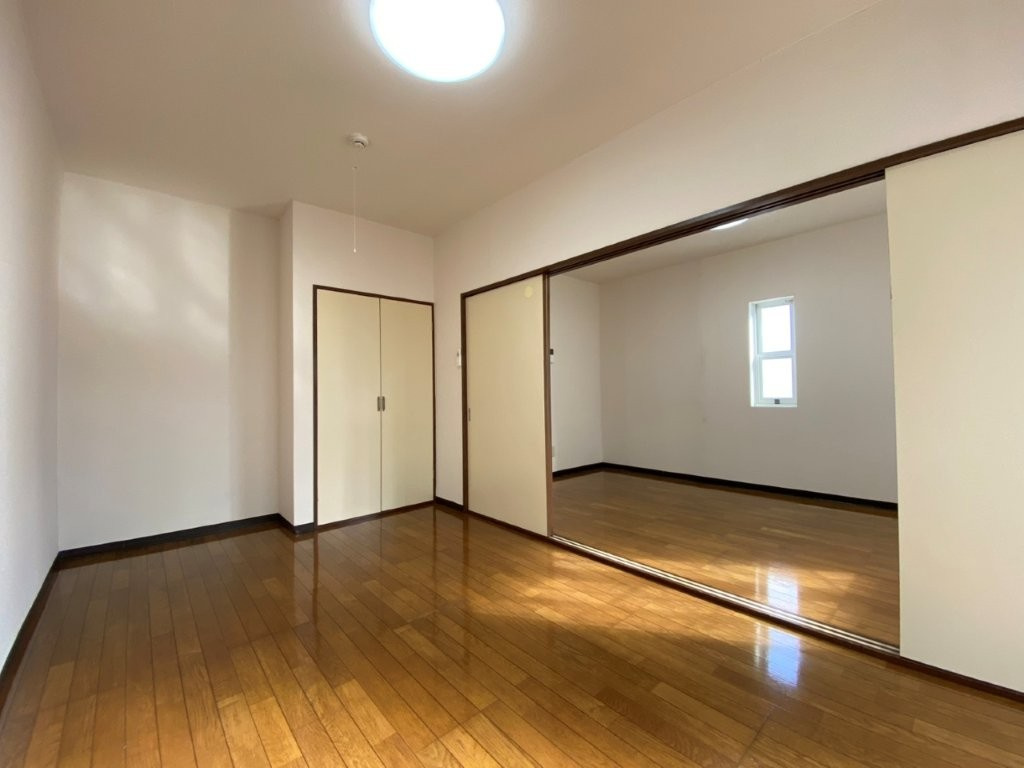 センチュリーハウス津志田Aの洋室