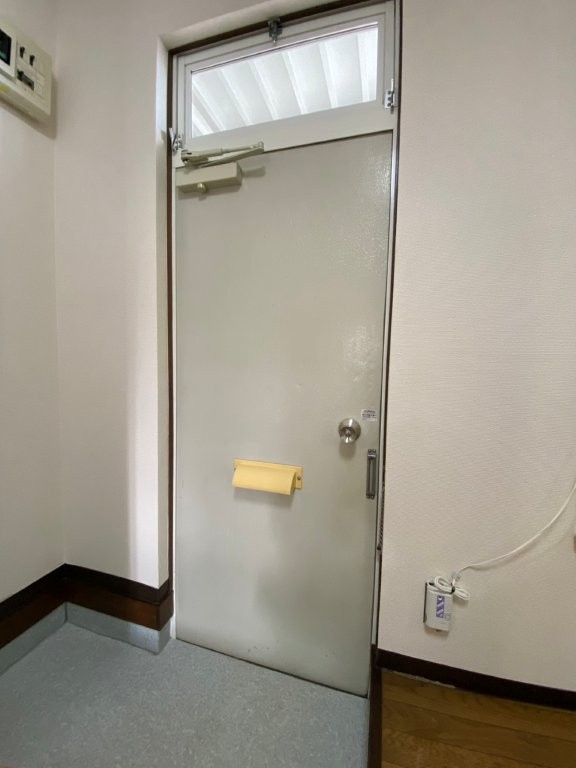 センチュリーハウス津志田Aの玄関