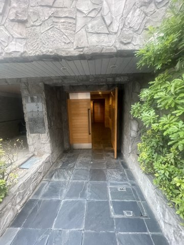 トーシンフェニックス中野新橋パインアイルのエントランス