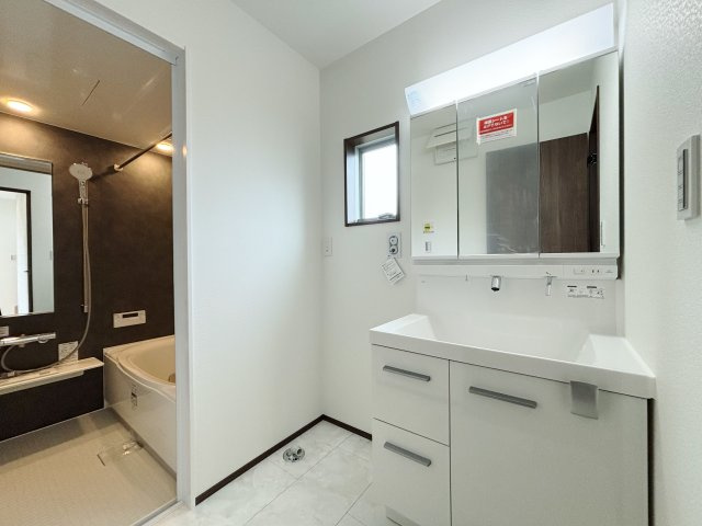 板橋区西台2丁目 限定1棟の独立洗面台|使いやすい三面鏡の洗面台
鏡裏やベースキャビネットなど収納が豊富なので水回りをキレイにお使い頂けます
白を基調をした清潔感あふれる洗面台です