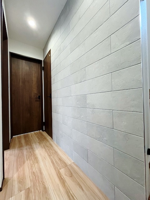 板橋区西台2丁目 限定1棟の玄関|家の顔でもある玄関ホールにはエコカラットを施工
意匠性と実用性を兼ね備えています
空間を華やかに演出します