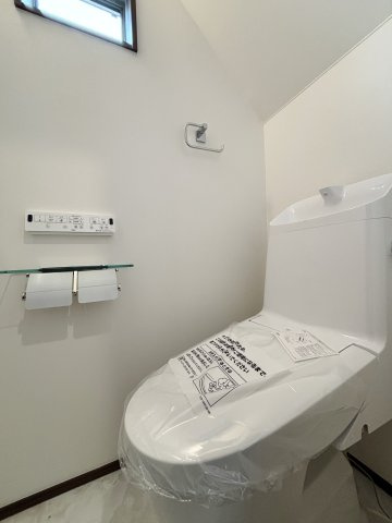 板橋区西台2丁目 限定1棟のトイレ|1階トイレ
小窓を設けた明るく衛生的なトイレです
