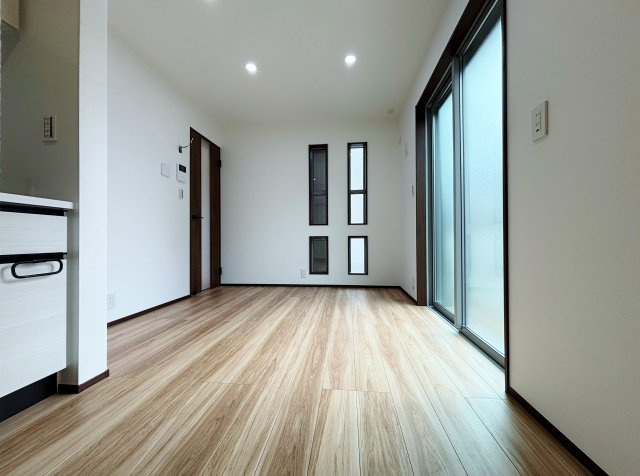 板橋区西台2丁目 限定1棟の居間・リビング|2面開口の明るく快適なダイニングスペース
頭寒足熱で理想的に空間を暖める床暖房を設置しています