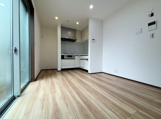 板橋区西台2丁目 限定1棟の居間・リビング|1階ダイニングは2面開口の明るく快適な空間です
頭寒足熱で理想的に空間を暖める床暖房を設置しています