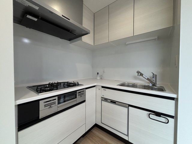 板橋区西台2丁目 限定1棟のキッチン|白を基調としたスタイリッシュなキッチン
家事動線に優れたL型キッチン
嬉しい充実の仕様設備です