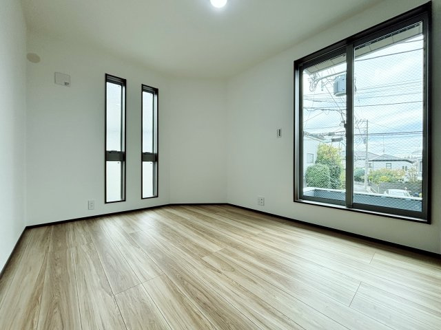 板橋区西台2丁目 限定1棟の洋室|2階5.5帖洋室は大きな掃き出し窓からバルコニーに動線がつながります
多面開口の軽く快適な洋室です