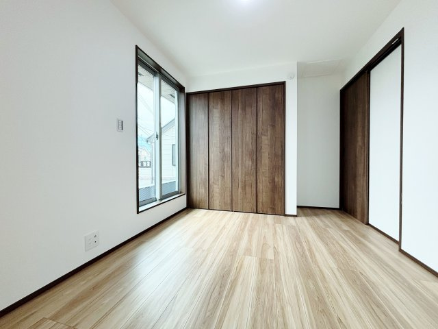 板橋区西台2丁目 限定1棟の洋室|2階5.5帖洋室は壁面ワイドな収納が魅力的です
2面開口の明るく快適なお部屋
大きな掃き出し窓からバルコニーに動線がつながります