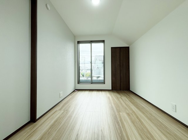 板橋区西台2丁目 限定1棟の洋室|2階5.25帖洋室は大きな掃き出し窓からバルコニーに動線がつながります