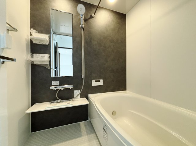 板橋区西台2丁目 限定1棟の浴室|落ち着いた色合いの浴室
雨の日のお洗濯や寒い冬場の入浴に便利な浴室換気乾燥機が表l準装備です