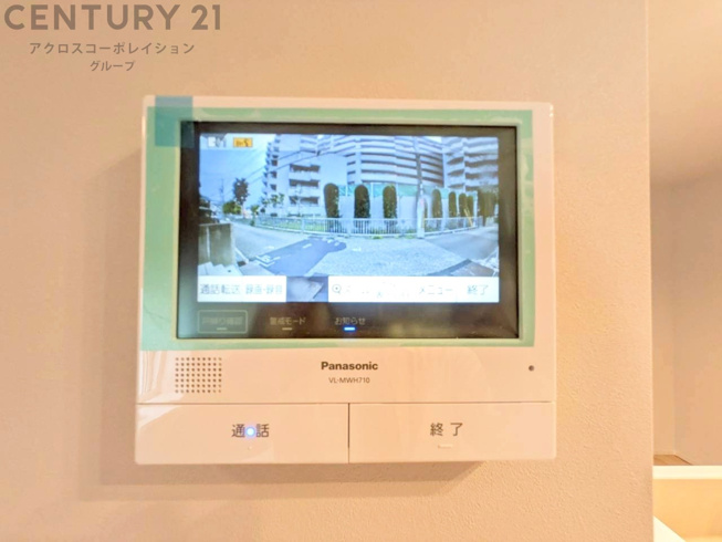 訪問者が来たときにテレビ画面で確認できるため、安心してドアを開けられます。録画機能があるものもあり、留守中に来訪者を記録しておくことができます。利便性が高く、セキュリティ面でも安心です。