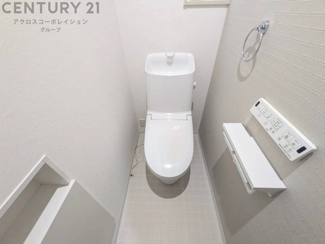 温水洗浄便座付トイレは温水洗浄機能により、暖かい水でおしりを洗浄することができ、冷たい水を使う従来の便座に比べ、温水洗浄機能で暖かいトイレを提供し、快適な使用を可能にします。
