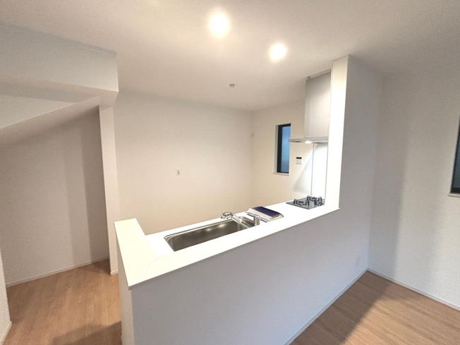 【キッチン】 | 【Heartfull Town】小平鈴木町１丁目２期 | 明るく開放的なオープンキッチンのあるＬＤＫで過ごす時間はかけがえのない一番のリラックス空間。