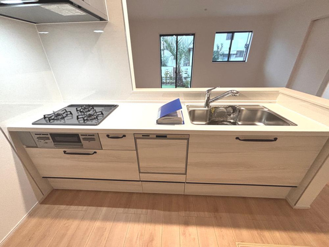 【キッチン】 | 【Heartfull Town】小平鈴木町１丁目２期 | 明るく解放感ある対面キッチンは収納力ある吊り戸棚を思い切って外したことによりリビングとの一体感が生まれました。シンクもステンレス仕様でお手入れも簡単で楽々、家事の時短に繋がります。