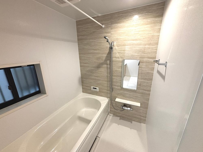 【浴室】 | 【Heartfull Town】小平鈴木町１丁目２期 | 一日の疲れを癒すバスタイム。ゆっくりと足を伸ばして入浴できる空間は何事にも変えられない時間を共有できます。