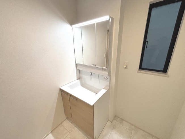 【洗面所】 | 【Heartfull Town】小平鈴木町１丁目２期 | 忙しい毎朝の身支度にも便利なシャワー水栓内蔵です。レバー一つで暖かいお湯からお水までワンタッチで操作できます。