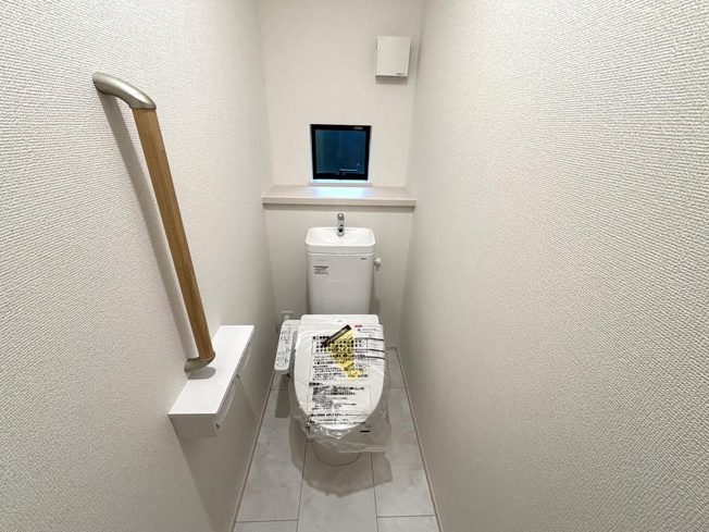 【トイレ】 | 【Heartfull Town】小平鈴木町１丁目２期 | シンプルな空間が一番落ち着くトイレ。清潔感が感じられるオフホワイトで統一された空間はお好みのインテリアに合うようセレクトしました