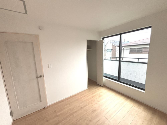  | 【Heartfull Town】小平鈴木町１丁目２期 | 南側に設計された洋室は明るく開放感あるお部屋に出来上がりました。各居室にクローゼットも設置しハンガーパイプには丈の長いコートからスーツ類など収納力も十分です。