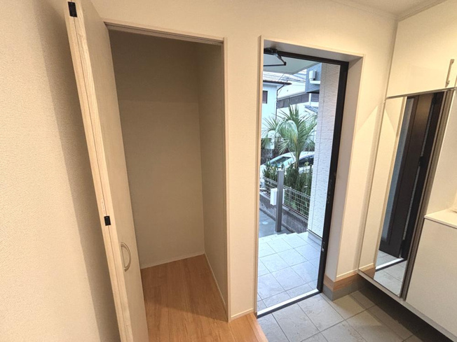 【玄関】 | 【Heartfull Town】小平鈴木町１丁目２期 | 室内から除く採光は玄関が明るい印象へと変わります。