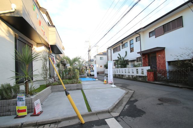 【外観】 | 【Heartfull Town】小平鈴木町１丁目２期 | カースペースは2台分確保。急な来客にも対応できます。普段は自転車やバイクなどの置き場として大活躍。自転車を車にぶつけないよう気を遣って停める必要はありません。