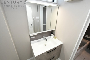 【同社施工例】化粧品や洗顔料、歯ブラシなどの必需品をまとめて置ける収納スペースがあり、使用するたびに取り出す手間が省けます。