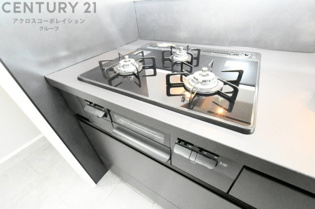 【同社施工例】多数の調理器具を同時に使用でき、料理の効率化が可能。省エネで節約になり、様々な料理スタイルに適応できます。